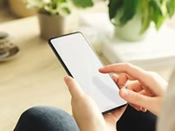 スマートフォンで問い合わせる様子