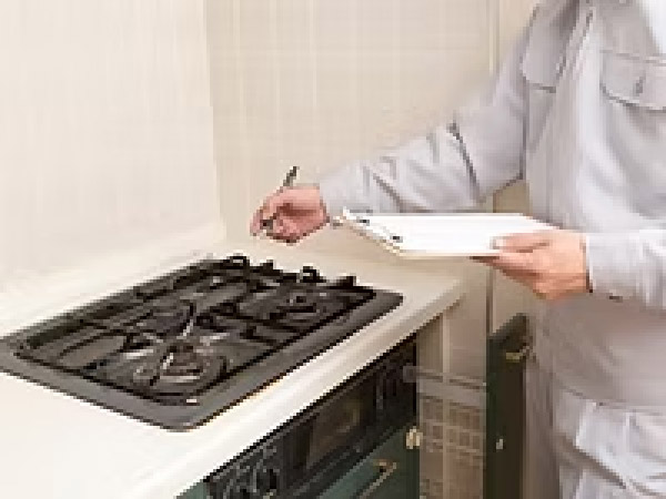 ガス器具を調査する様子