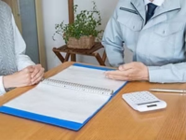 見積書を確認する様子