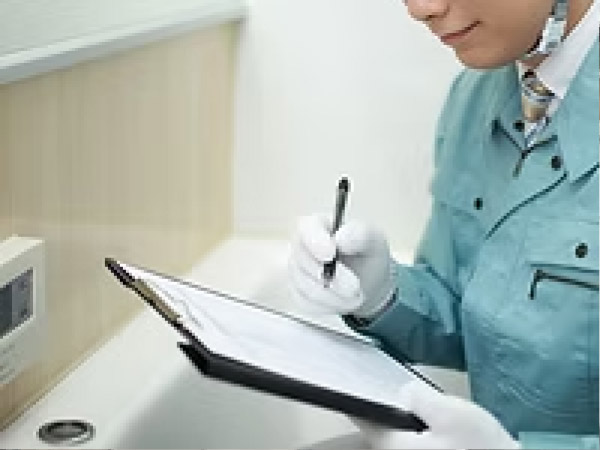 点検記録を確認するスタッフ